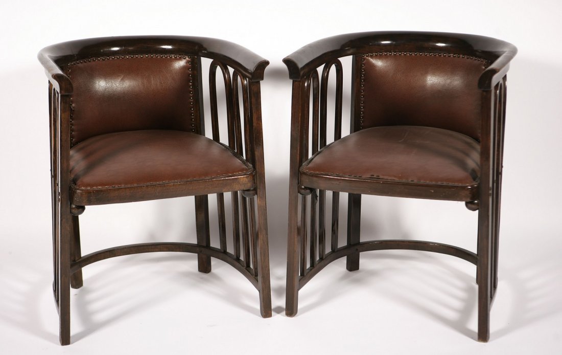 JOSEF HOFFMANN Coppia di poltrone.: HOFFMANN JOSEF (1870 - 1956) Coppia di poltrone. Legno di faggio curvato. Cm 76,00 x 76,00 x 58,00. Prodotto per Thonet. Targhetta del produttore.