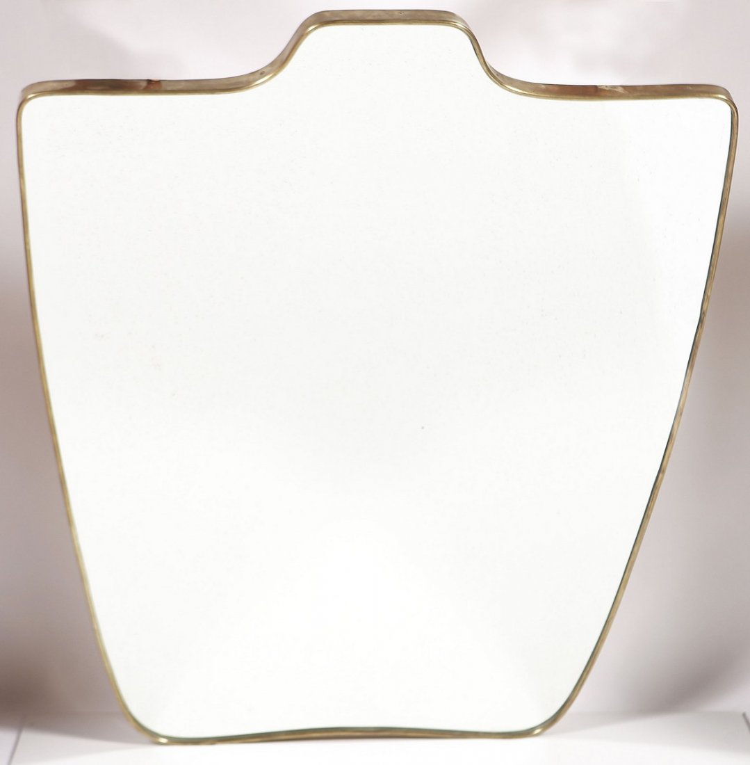 GIO' PONTI Attribuito a. Specchio con cornice in: PONTI GIO' (1891 - 1979) (Attribuito a.) Specchio con cornice in ottone. Ottone e specchio. Cm 86,00 x 110,00 x 3,50. Anni '50.