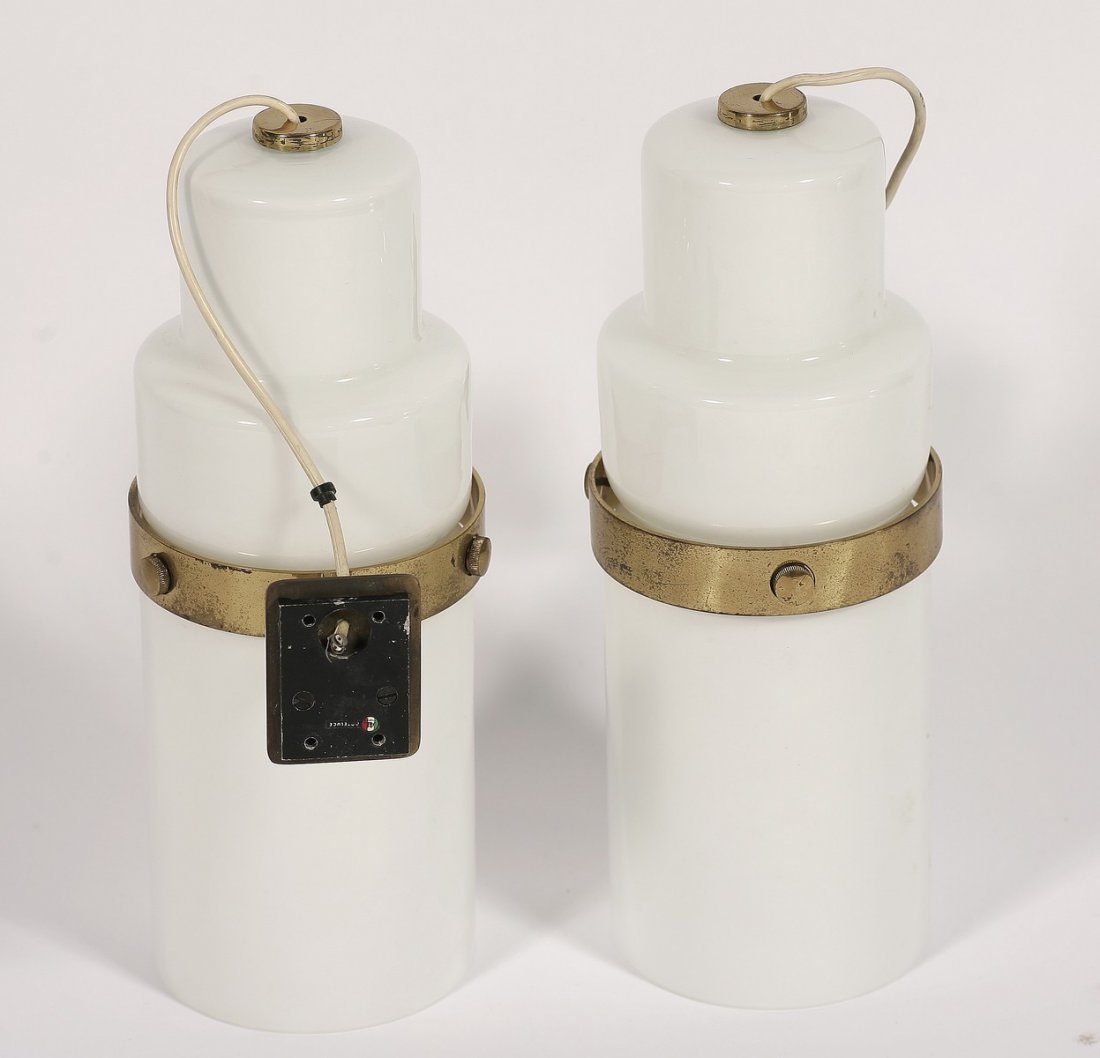 GINO SARFATTI Coppia di appliques in vetro opaline e: SARFATTI GINO (1912 - 1985) Coppia di appliques in vetro opaline e ottone. Ottone e vetro. Cm 24,00 x 39,00. Prodotto per Arteluce. Anni '60.