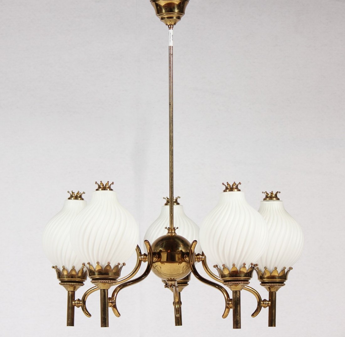 ARREDOLUCE ATTRIBUITO A. Lampadario a cinque luci.: ARREDOLUCE ATTRIBUITO A. Lampadario a cinque luci. Ottone e vetro. Cm 102,00 x 88,00. Anni '50.