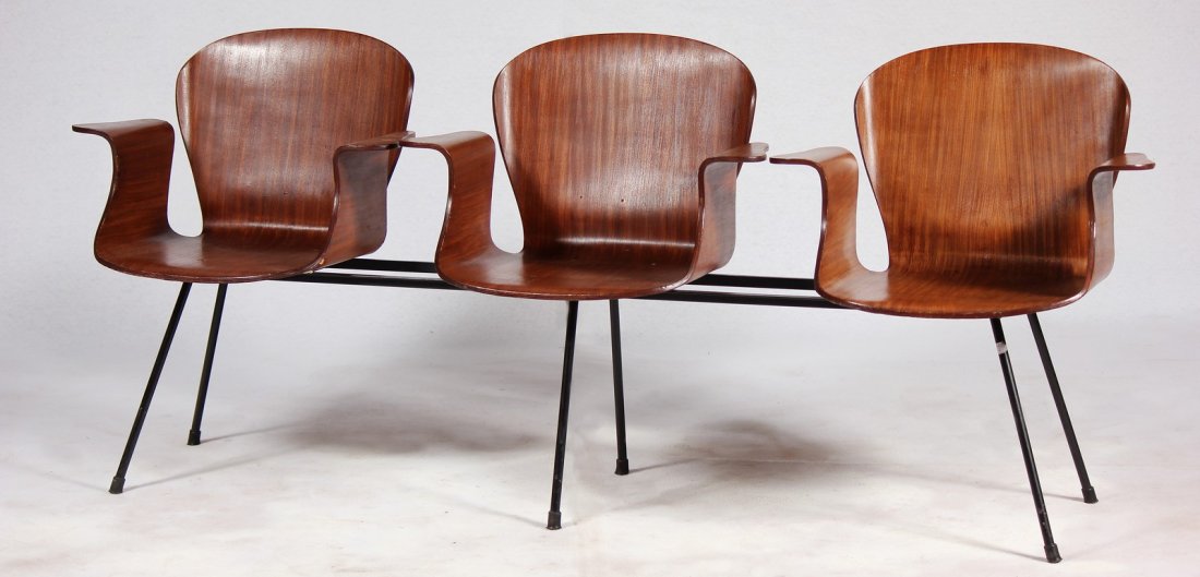 CARLO RATTI ATTRIBUITO A. Panca tre posti in: RATTI CARLO ATTRIBUITO A. Panca tre posti in compensato curvato. Legno. Cm 201,00 x 81,50 x 45,00.