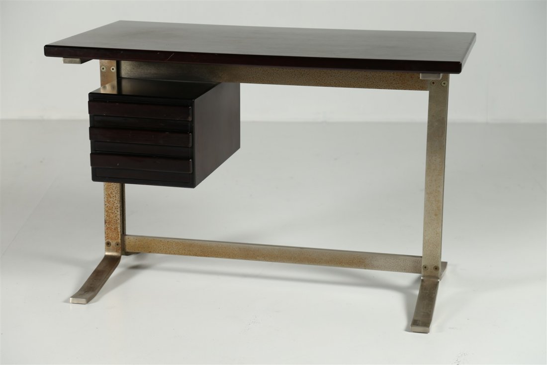 FORMANOVA Scrivania con cassettiera e porta oggetti.: FORMANOVA Scrivania con cassettiera e porta oggetti. Legno. Cm 60,00 x 73,00 x 110,00.