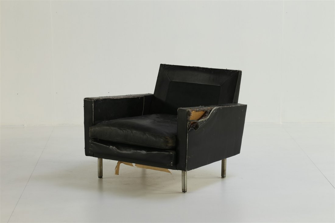 GEORGE NELSON Poltrona imbottita.: NELSON GEORGE (1908 - 1986) Poltrona imbottita. Metallo, pelle. Cm 78,00 x 67,00 x 82,00. Produzione Herman Miller. Cornice presente