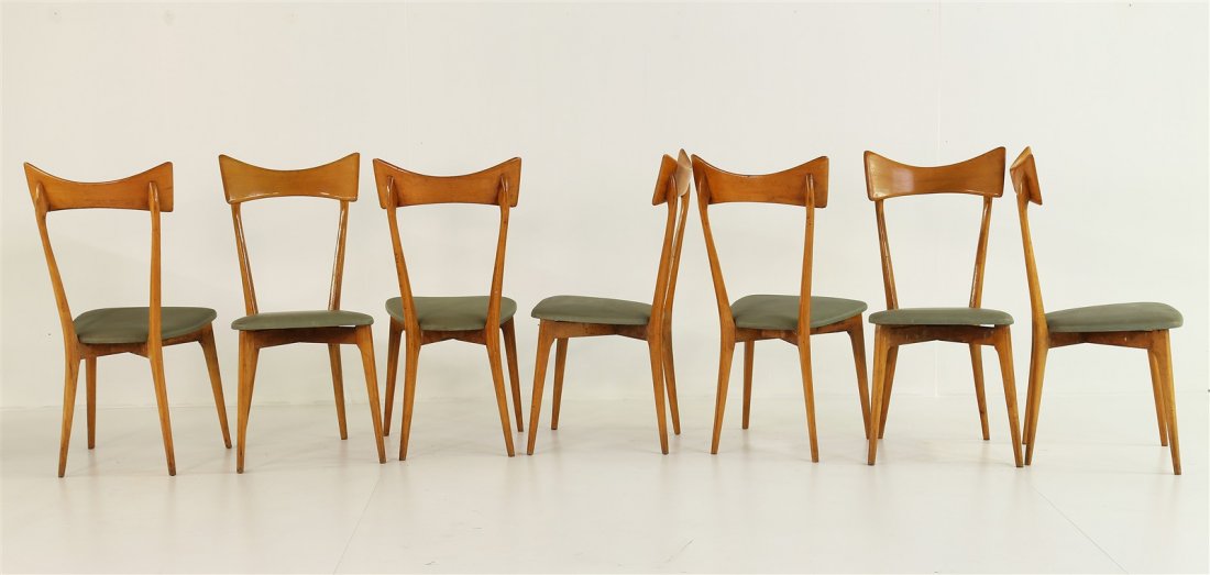 ICO PARISI Alla maniera di. Lotto composto da n. 7: PARISI ICO (1916 - 1996) Alla maniera di. Lotto composto da n. 7 sedie. Legno. Cm 42,00 x 94,00 x 43,00.