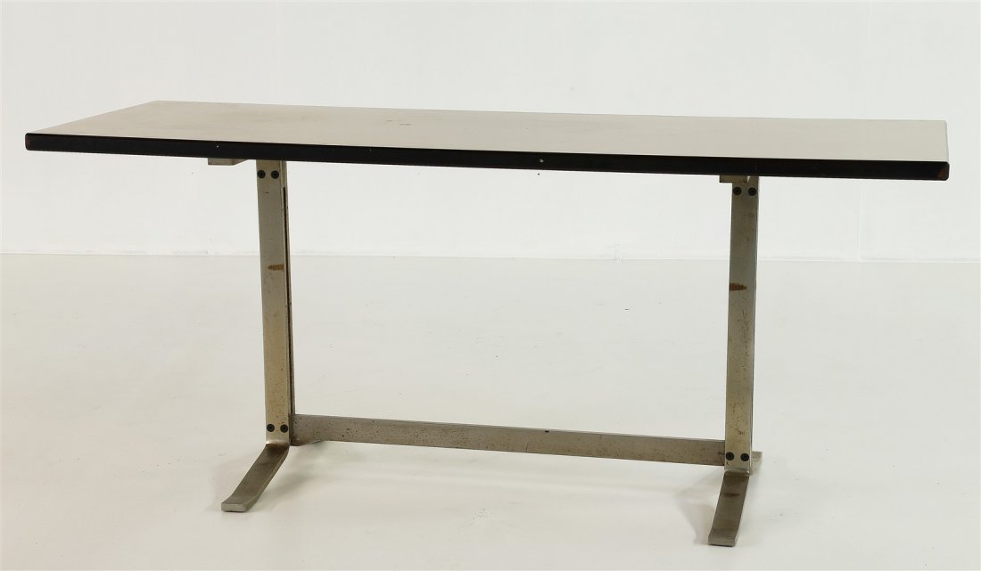 FORMANOVA Tavolo scrittoio.: FORMANOVA Tavolo scrittoio. Ferro, legno. Cm 65,00 x 169,00 x 73,00.
