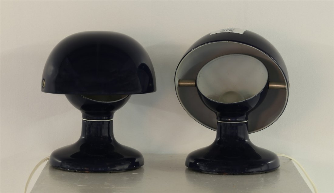 TOBIA SCARPA Lotto composto da n.2 lampade modello: SCARPA TOBIA (n. 1935) Lotto composto da n.2 lampade modello Jucker. Allluminio verniciato. Cm 19,50 x 22,00 x 15,00. Produzione Flos. calotta orientabile. Pubblicazione: Giuliana Gramigna, Design ita