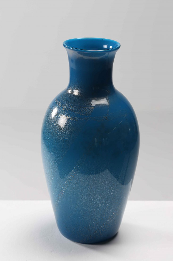 BUZZI TOMASO (1900 - 1981) For Venini. Vase.: BUZZI TOMASO (1900 - 1981) For Venini. Vase. Murano glass. 16,00 x 33,00 x 16,00 cm Glass cased in blue.