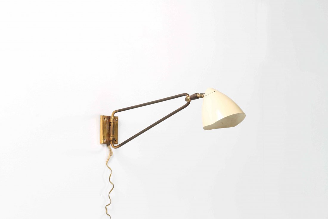 SARFATTI GINO (1912 - 1985) Swivel wall sconce.: SARFATTI GINO (1912 - 1985) Swivel wall sconce. Brass and lacquered metal. 10,00 x 48,00 x 11,00 cm After the design model. 161 (1939-42) from Arteluce. Bibl. "Gino Sarfatti Selected Works" Romanelli/