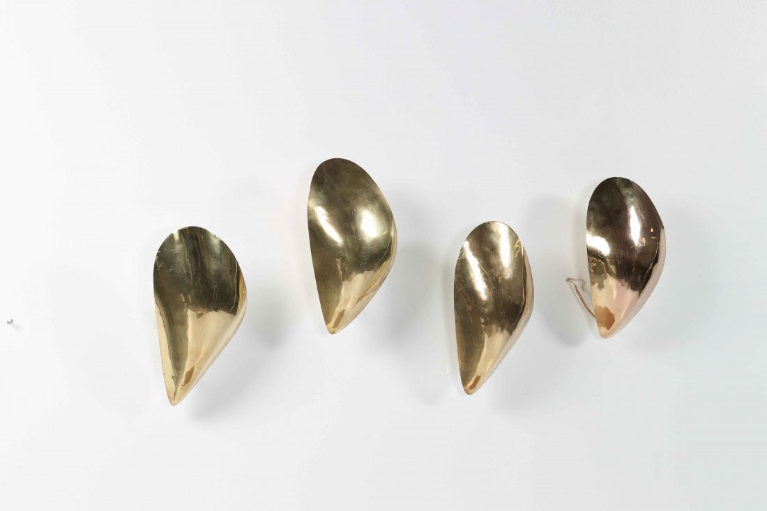 TORLASCO OSCAR ATTRIBUTED TO. Lot consists of No 4: TORLASCO OSCAR ATTRIBUTED TO. Lot consists of No 4 sconces. Lights from the 1960s. Brass. 19,00 x 34,00 x 12,00 cm Hammered brass.