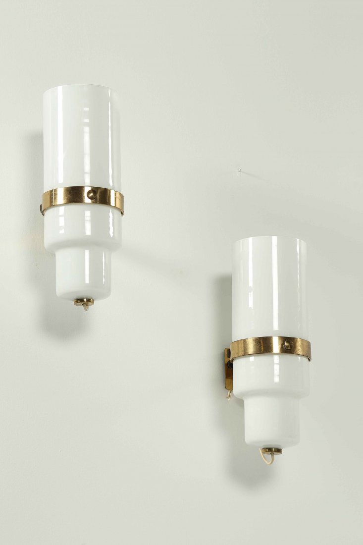 SARFATTI GINO (1912 - 1985) Pair of sconces in opaline: SARFATTI GINO (1912 - 1985) Pair of sconces in opaline glass and polished brass model 246/2. Brass and glass. 24,00 x 39,00 cm Produced for Arteluce. 1960s. Bibl. "Gino Sarfatti Selected Works" Romane