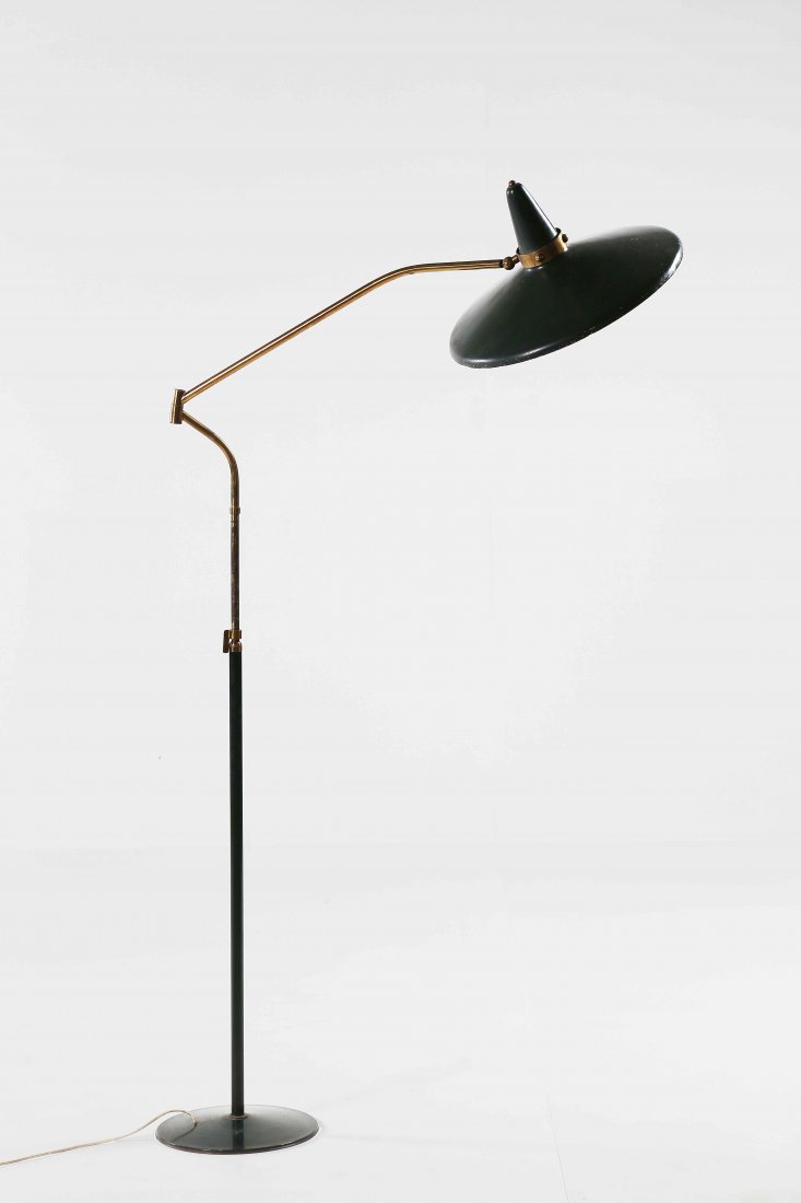 MANIFATTURA ITALIANA Telescopic floor lamp with: MANIFATTURA ITALIANA Telescopic floor lamp with cylindrical joint. Brass and lacquered metal. 115,00 x 192,00 x 46,00 cm 1950s.