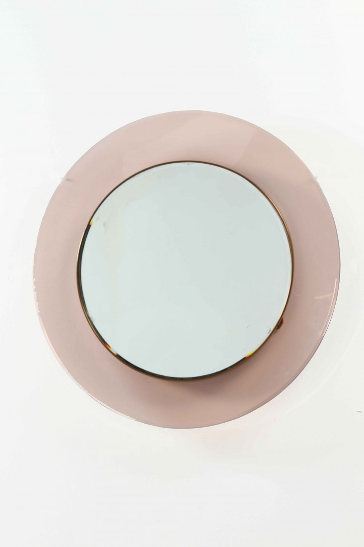 INGRAND MAX (1908 - 1969) Round mirror of brass and: INGRAND MAX (1908 - 1969) Round mirror of brass and curved and incised glass . Mirror. 70,50 x 70,50 x 7,00 cm 1965 1960s. Produced for Fontana Arte. Model 1669. Bibl. L. Falconi, Una storia trasparen