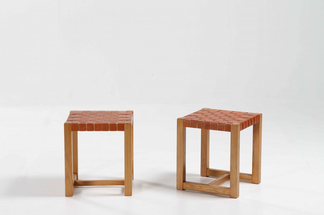 MICHELUCCI GIOVANNI (1891 - 1990) Lot consists of No 2: MICHELUCCI GIOVANNI (1891 - 1990) Lot consists of No 2 pouf. Wood and leather. 40,00 x 46,00 x 40,00 cm Produced by Delecta, Florence, 80s.