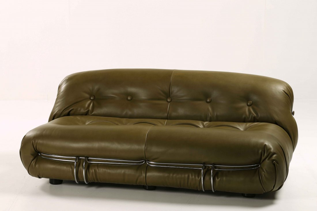 SCARPA AFRA & TOBIA Sofa in green leather.: SCARPA AFRA & TOBIA Sofa in green leather. Metal and leather. 105,00 x 60,00 x 170,00 cm Produced by Cassina. Soriana 1968.