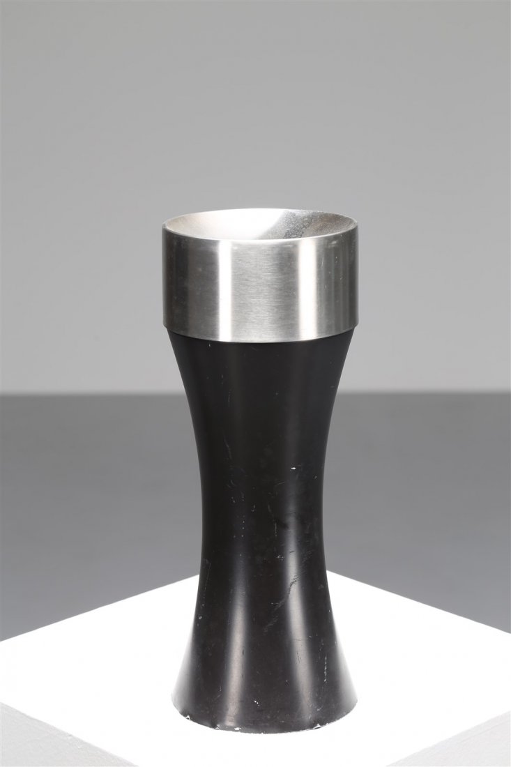 ENZO MARI Per Artemide. Posacenere.: MARI ENZO (n. 1932) Per Artemide. Posacenere. Metallo laccato. Cm 15,00 x 39,00 x 15,00. Anni'70.