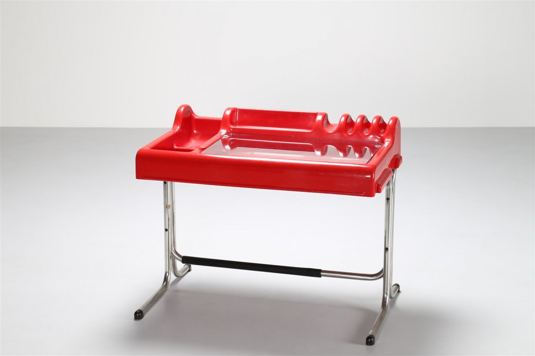 NANI PRINA VITTORIO PARIGI & Per Molteni, Scrivania: VITTORIO PARIGI & NANI PRINA Per Molteni, Scrivania rossa Orix. Metallo, plastica. Cm 100,00 x 85,00 x 74,00. Anni '70. Manca lampada a braccio regolabile.