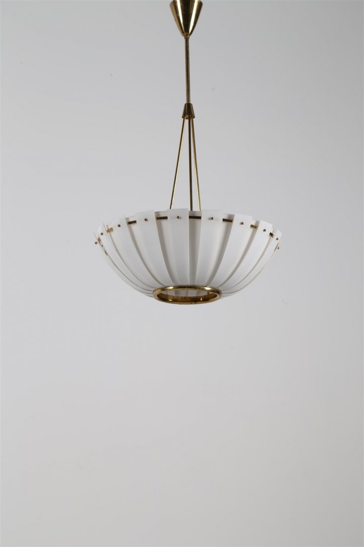 MANIFATTURA ITALIANA Lampadario.: MANIFATTURA ITALIANA Lampadario. Ottone, plastica. Cm 45,00 x 77,00. Anni '50.