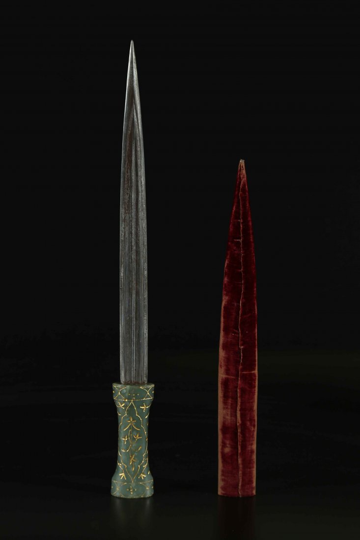 Arte Indiana A jade hilted kandshar with velvet: Arte Indiana A jade hilted kandshar with velvet scabbardIndia, 18th century . . Cm 45,00.