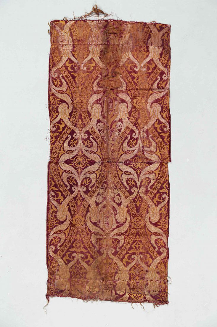 Arte Islamica A Nasrid textile Spain, Andalusia,: Arte Islamica A Nasrid textile Spain, Andalusia, possibly Granada, late15th century. . Cm 119,00 x 51,50. This important fragment of silk fabric has a purple background. It is decorated with cream-col