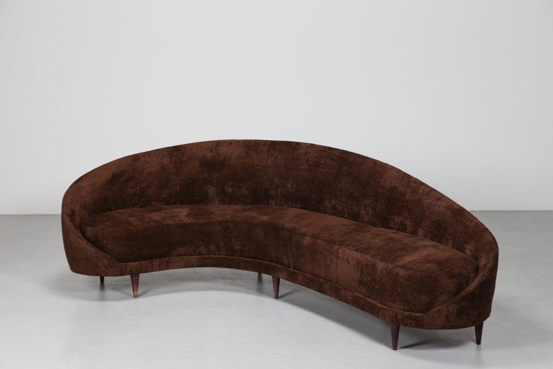 FEDERICO MUNARI Curved sofa in brown velvet with wooden: MUNARI FEDERICO Curved sofa in brown velvet with wooden feet, 1950. Fabric and wood.. Cm 272,00 x 81,50 x 145,00.