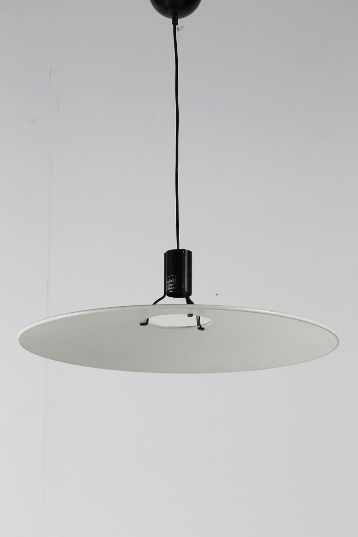 GINO SARFATTI Lampadario.: SARFATTI GINO (1912 - 1985) Lampadario. Metallo laccato e plastica. Cm 70,00 x 80,00 x 70,00.