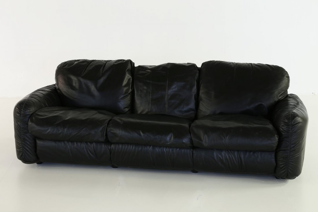 ARRIGO ARRIGONI Divano Piumotto.: ARRIGONI ARRIGO Divano Piumotto. Plastica dura e pelle nera.. Cm 205,00 x 64,00 x 90,00. Produzione per Gruppo industriale Busnelli s.p.a.. Marchio sotto la base. Anni '70.