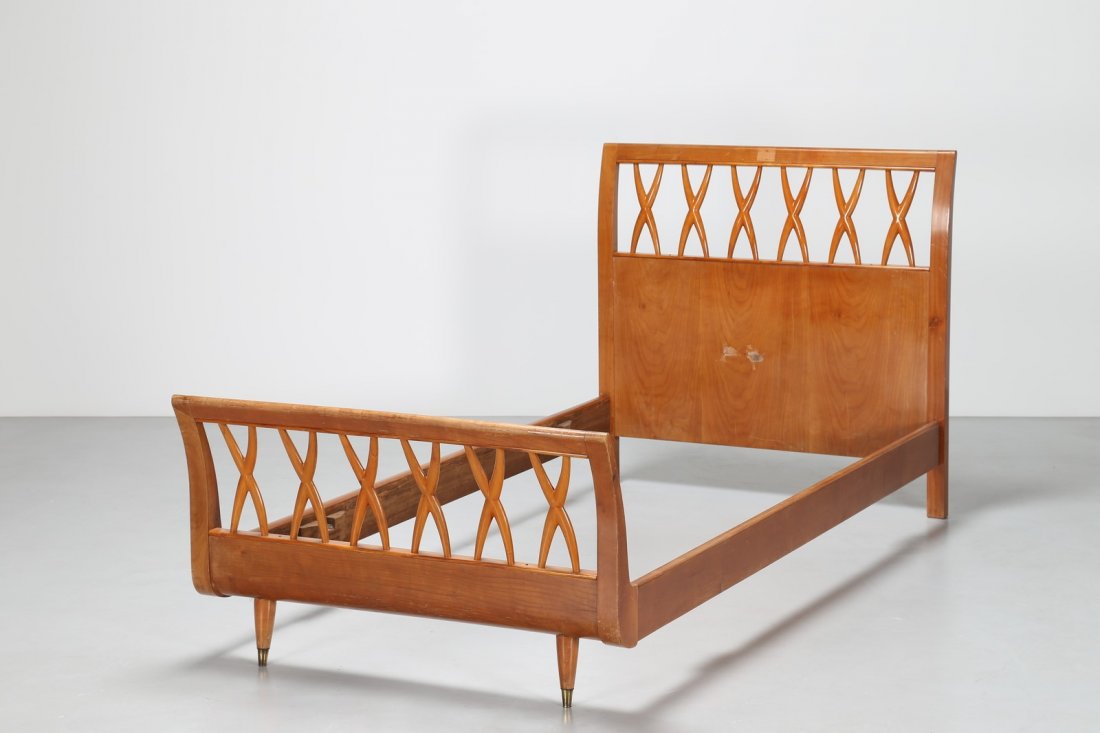 PAOLO BUFFA Letto singolo.: BUFFA PAOLO (1903 - 1970) Letto singolo. Legno di ciliegio. Cm 105,00 x 101,50 x 216,00. anni 50