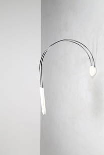 BRUNO GECCHELIN Lampada da tavolo in acciaio tubolare: GECCHELIN BRUNO (n. 1939) Lampada da tavolo in acciaio tubolare cromato, metallo laccato, legno laccato, mod. Gesto per Skipper, anni 70. -. Cm 18,50 x 125,00 x 97,00.