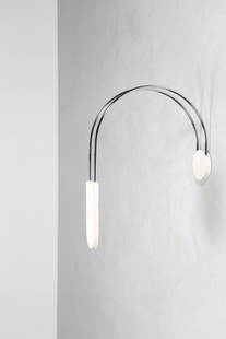 BRUNO GECCHELIN Lampada da tavolo in acciaio tubolare: GECCHELIN BRUNO (n. 1939) Lampada da tavolo in acciaio tubolare cromato, metallo laccato, legno laccato, mod. Gesto per Skipper, anni 70. -. Cm 18,50 x 95,00 x 74,00.