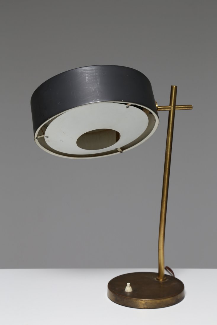 MANIFATTURA ITALIANA Lampada da tavolo in metallo: MANIFATTURA ITALIANA Lampada da tavolo in metallo laccato e ottone, anni 50. . Cm 35,00 x 44,00.