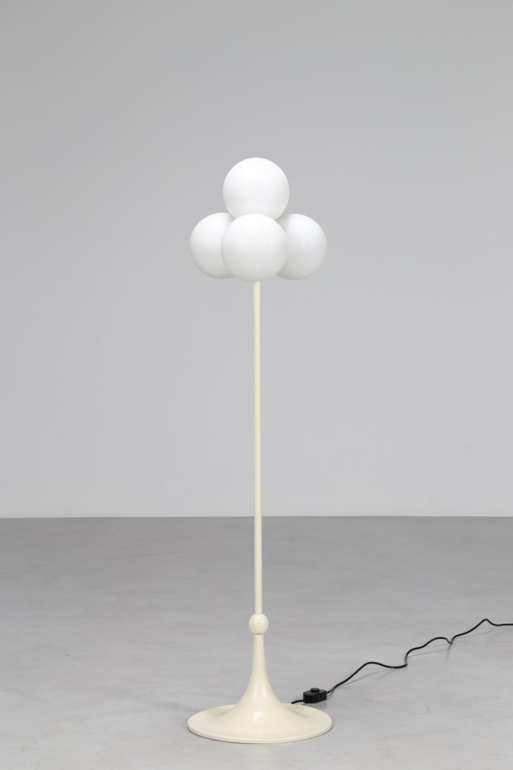 MANIFATTURA ITALIANA Lampada da terra in metallo: MANIFATTURA ITALIANA Lampada da terra in metallo laccato e vetro satinato, anni 70. -. Cm 40,00 x 153,00 x 40,00.
