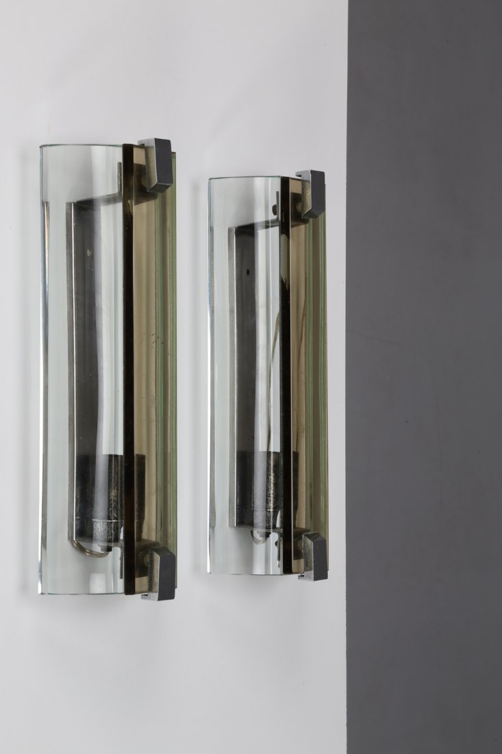 VECA Coppia di appliques in acciaio cromato e: VECA Coppia di appliques in acciaio cromato e cristallo, anni 60. -. Cm 11,00 x 28,00 x 7,50.