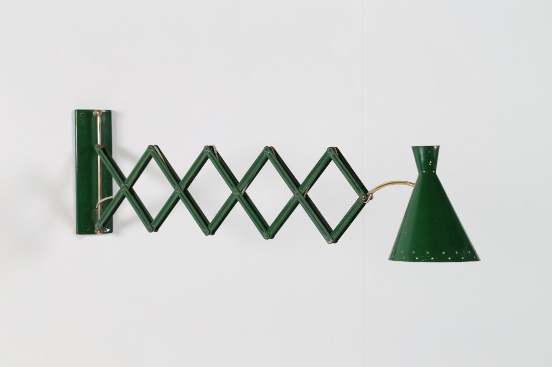 MANIFATTURA ITALIANA Lampada da muro estensibile in: MANIFATTURA ITALIANA Lampada da muro estensibile in metallo laccato e ottone, anni 50. . Cm 17,00 x 29,00 x 122,00.