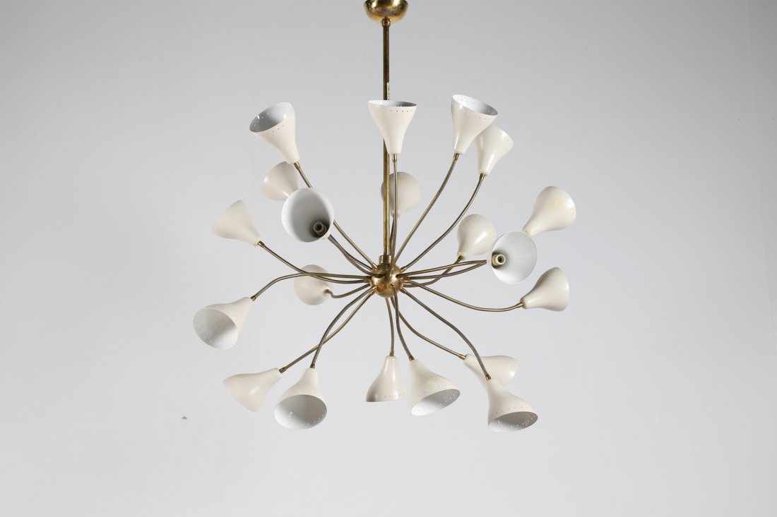 MANIFATTURA ITALIANA Lampadario in ottone e metallo: MANIFATTURA ITALIANA Lampadario in ottone e metallo laccato con braccia flessibili, anni 50. -. Cm 105,00 x 90,00 x 105,00.