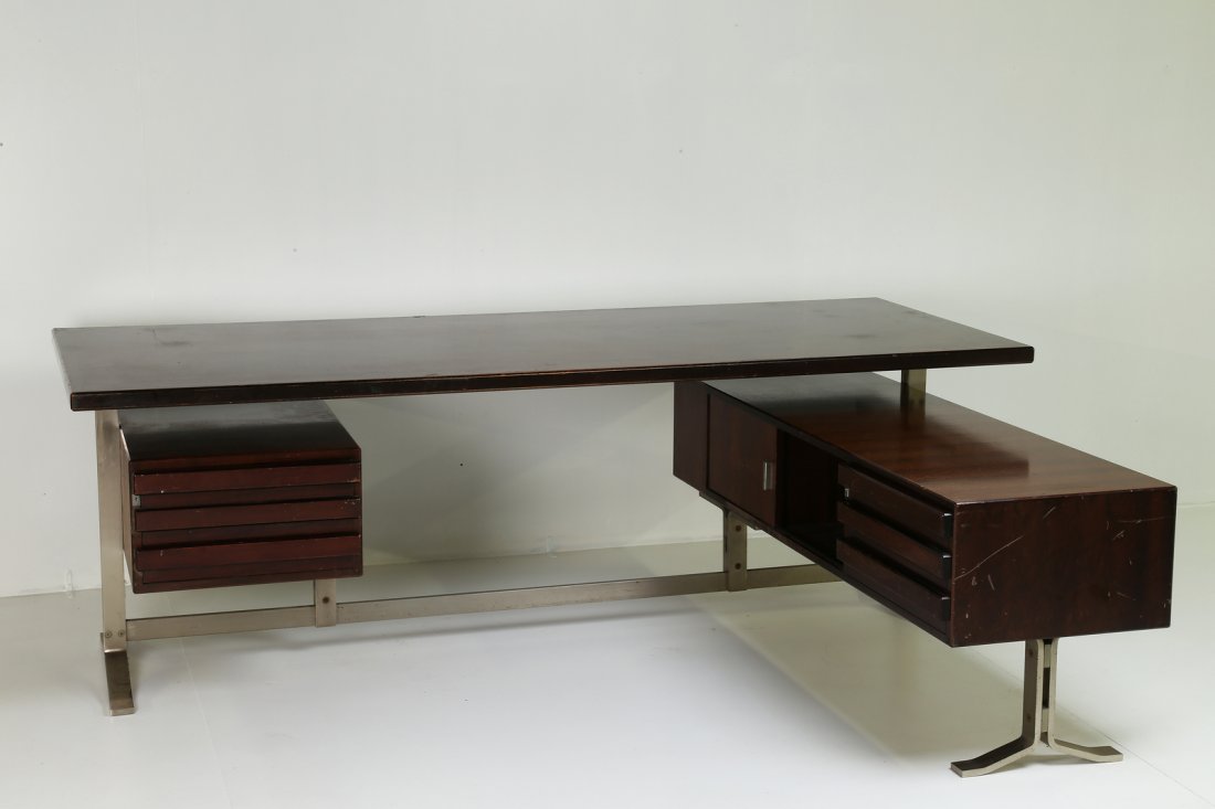 FORMANOVA Scrivania con dattilo in legno: FORMANOVA Scrivania con dattilo in legno impiallacciato palissandro, acciaio e cristallo fumÃ©, anni 70. Legno, metallo. Cm 160,00 x 60,00 x 50,00.