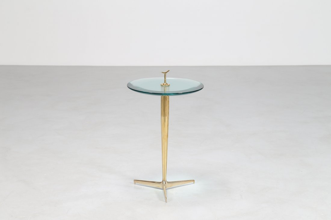 MANIFATTURA ITALIANA Tavolino in ottone e vetro: MANIFATTURA ITALIANA Tavolino in ottone e vetro massello, anni 70Â°. -. Cm 40,00 x 66,00 x 40,00.