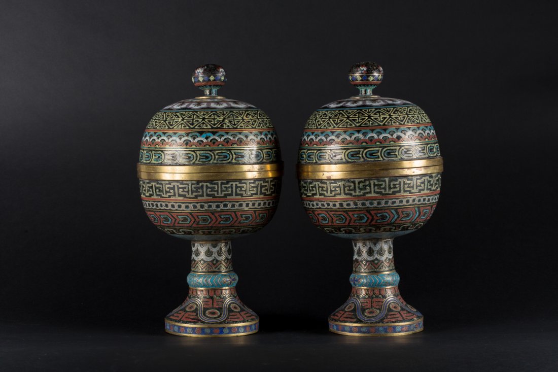 Arte Cinese A pair of gilt bronze cloisonnÃ© enameled: A pair of gilt bronze cloisonnÃ© enameled dou shaped containers with geometric decorationChina, Qing dynasty, 19th century . . Cm 24,50 x 41,50.