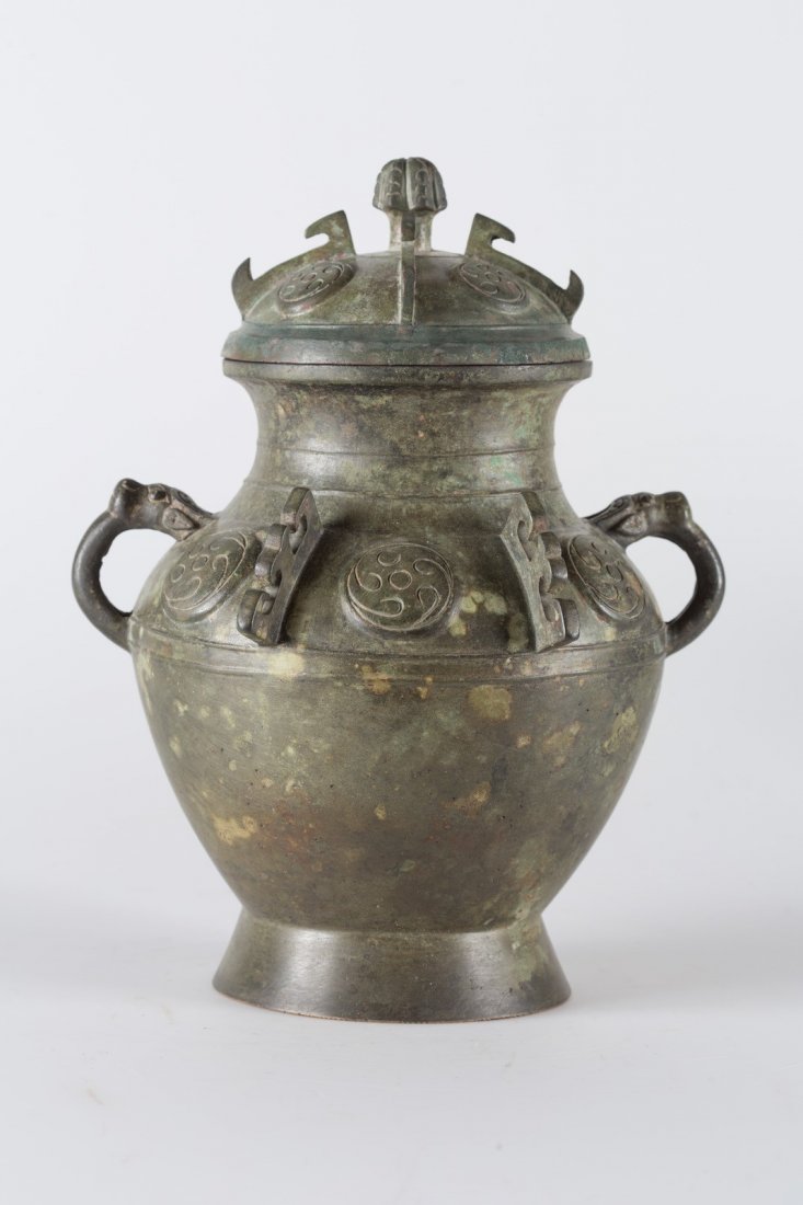 Arte Cinese An archaic bronze vase in the Zhou style: An archaic bronze vase in the Zhou style China, Ming dynasty or earlier . . Cm 27,50.