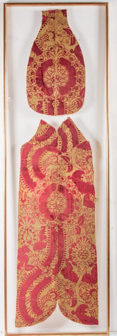 Arte Islamica Two big fragments of Italian velvet: Two big fragments of Italian velvet fabric embroidered with silk and metal thread Italy, possibly Venice for the Turkish market, 15th century . . Cm 68,50 x 216,50. 133 X 51 cm the longest69 X 38,5 cm