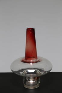 ETTORE SOTTSASS Vaso in cristallo e rosso pompeiano,: SOTTSASS ETTORE (1917 - 2007) Vaso in cristallo e rosso pompeiano, per Luciano Vistosi anni 70.Come evidenziato dalla firma “prt 004†risulta essere un primo prototipo della collaborazione d