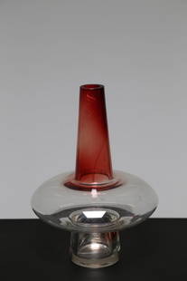 ETTORE SOTTSASS Vaso in cristallo e rosso pompeiano,: SOTTSASS ETTORE (1917 - 2007) Vaso in cristallo e rosso pompeiano, per Luciano Vistosi anni 70.Come evidenziato dalla firma â€œprt 004â€ risulta essere un primo prototipo della collaborazione d