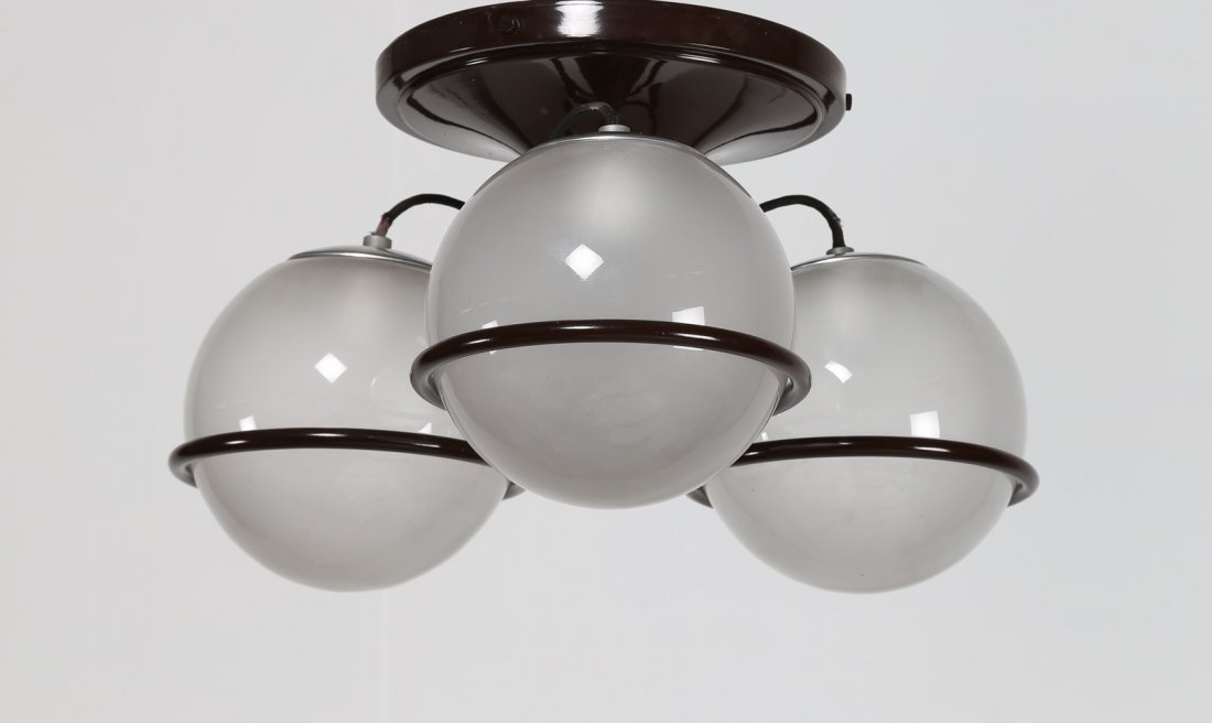 GINO SARFATTI Lampada a sospensione e/o plafone con: SARFATTI GINO (1912 - 1985) Lampada a sospensione e/o plafone con struttura in metallo laccato e tre sfere in vetro soffiato, per Arteluce, anni 60.Pubblicazioni; M. Romanelli, S. Severi, Gino Sarfatt