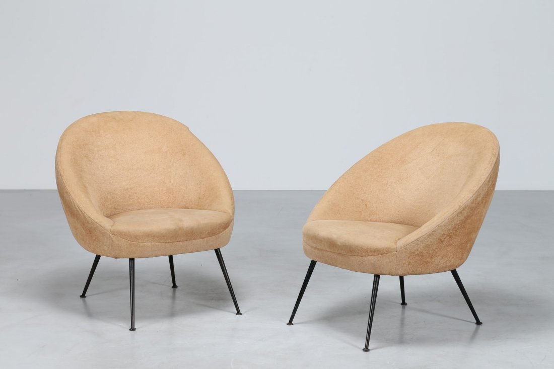 FEDERICO MUNARI Coppia di poltrone rivestite in: MUNARI FEDERICO Coppia di poltrone rivestite in ciniglia originale con gambe in metallo, per Poltrone in Pelle Federico Munari, anni 50. -. Cm 71,00 x 76,00 x 75,00.