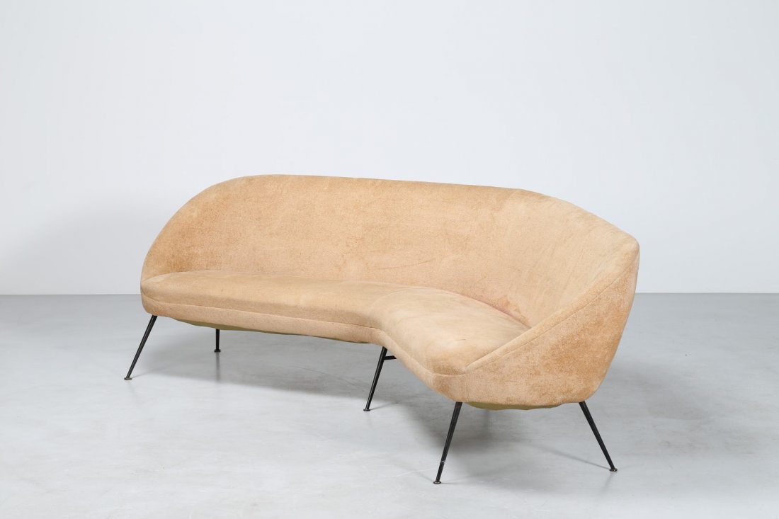 FEDERICO MUNARI Divano curvo rivestito in ciniglia: MUNARI FEDERICO Divano curvo rivestito in ciniglia originale con gambe in metallo, per Poltrone in Pelle Federico Munari, anni 50. -. Cm 255,00 x 77,00 x 110,00.