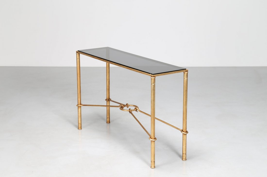 GIOVANNI BANCI Consolle in ferro dorato con piano in: BANCI GIOVANNI Consolle in ferro dorato con piano in vetro, anni 70. -. Cm 129,00 x 80,00 x 40,00.