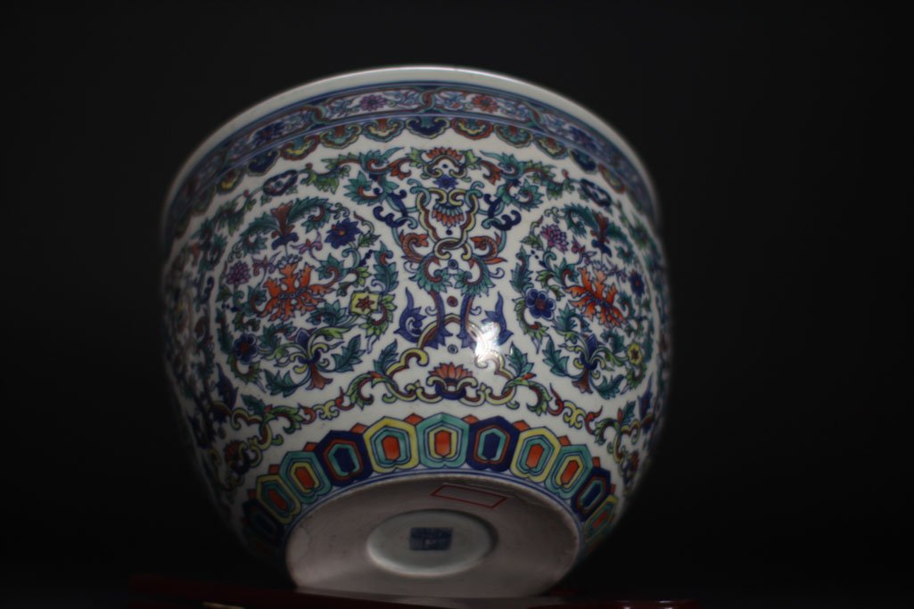 chinese antique jar with beautiful garden painting: chinese antique jar with beautiful garden painting