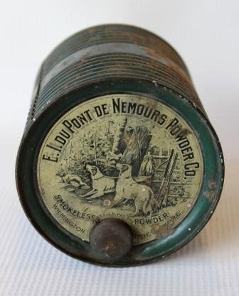 E.I. Dupont De Nemours Gun Powder Co. / Militaria: Markings: E.I. Dupont De Nemours Powder Co. Smokeless Shotgun Powder Wilmington Delaware. Dark green can with original cap and labels on top and bottom of can. Measuring 4 x 3. Weighs 1lb.