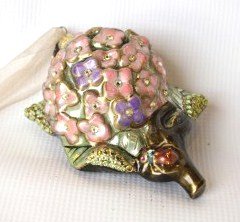 Jay Strongwater Crystal Ornament- Bouquet of Flowers: Jay Strongwater Bouquet of Flowers Crystal Ornament. Colors include: pink, purple, green, gold and brown. Measuring approximately 5 x 4 x 2.5.