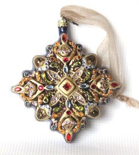 Jay Strongwater Crystal Ornament- Navy Blue Diamond: Jay Strongwater Navy Blue Diamond Ornament. Colors include: Navy, gold, green and red. Measuring approximately 5 x 4 x 1.