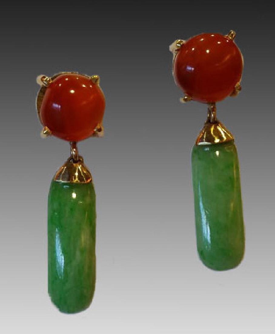 14 KYG CHINESE JADE & CARNELIAN CABOCHON EARRINGS: Pair of Deco 14k yellow gold earrings inlaid with carnelian cabochons and apple green jade saddle cabochons. 6.5 gms.